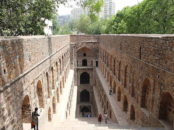 अग्रसेन की बावली में फोटोशूट - Photoshoot in Agrasen Ki Baoli in Hindi