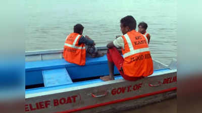 মেয়ের জন্মদিনে মাঝিদের লাইফ জ্যাকেট