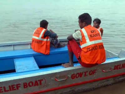 মেয়ের জন্মদিনে মাঝিদের লাইফ জ্যাকেট