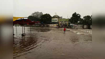 heavy rain in jalgaon: जळगावात नद्या, नाल्यांना पूर; चाळीसगाव पुन्हा पुराच्या उंबरठ्यावर