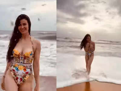 वीडियो: Beach पर दिखा अरबाज खान की गर्लफ्रेंड जॉर्जिया का बोल्ड अंदाज, पीछे चल रहा नेहा कक्कड़ का गाना