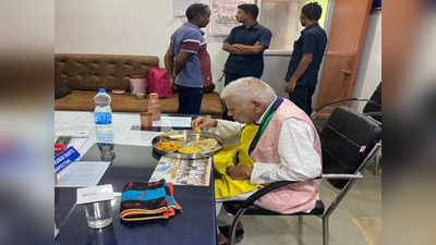 Viral Photo: ये कैसी गिरफ्तारी! CM बघेल के पिता ने इंस्पेक्टर की टेबल पर खाया खाना, लोग भड़के