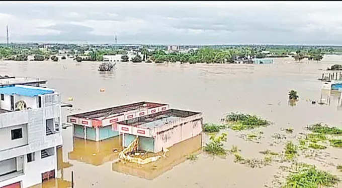 నిజామాబాద్‌లో నీట మునిగిన ఇల్లు