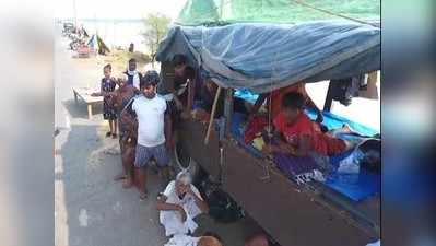 गोरखपुर में बाढ़ का कहर, सड़क पर परिवारों ने बनाया डेरा, भूखे मर रहे मवेशी