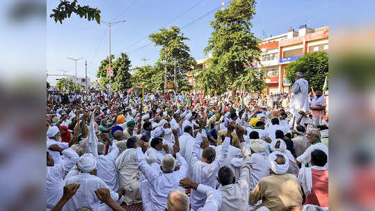 Farmers protest in Karnal: करनाल में सिंघु और टिकरी बॉर्डर जैसा नजारा, सैकड़ों किसान डटे, इंटरनेट सेवाएं तीसरे दिन भी बंद