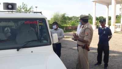 Rampur News: जौहर यूनिवर्सिटी के कब्जे से ज़मीन लेने की कार्यवाही तेज, प्रशासन की टीम विवि पहुंची
