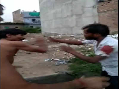 Chhatarpur Viral Video: अपराधियों ने सड़क पर खेला खूनी खेल, खुलेआम चाकूबाजी का वीडियो वायरल