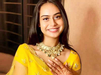 कजिन की शादी में पहली बार बोल्ड ब्लाउज पहनकर जब अजय देवगन की बेटी ने दिखाया हुस्न का जलवा, लोग भी नहीं हटा सके थे नजरें