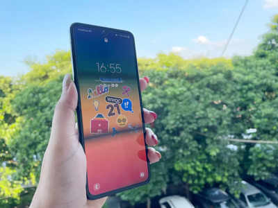 Samsung Galaxy Z Flip 3 Review: पहले से कई गुना मजबूत और फीचर लोडेड, इस सस्ते फोल्डेबल में है बहुत कुछ खास