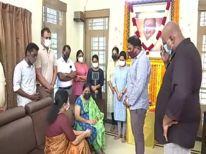 sasikala met vetrivel family