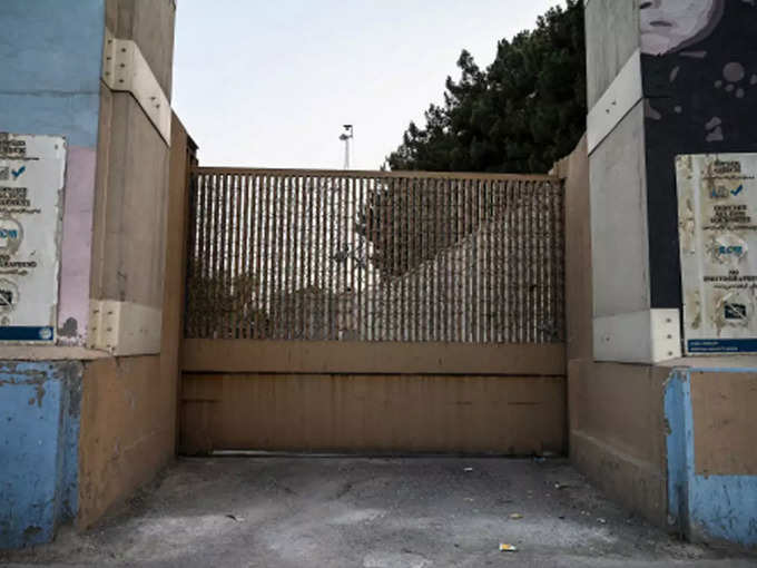 अमेरिकी दूतावास का बंद गेट