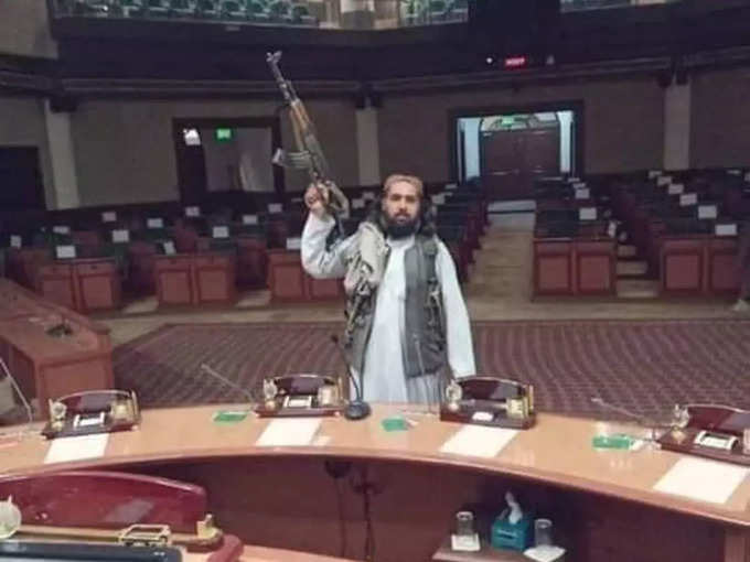 अफगानिस्तान की संसद में बंदूक लेकर खड़ा तालिबानी