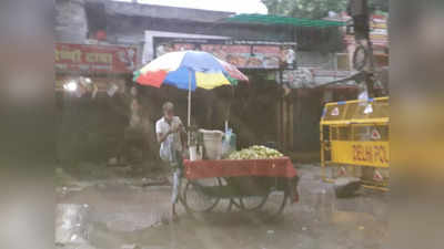 Delhi NCR Rains: दिल्ली-NCR में रात से हो रही तेज बारिश, ​2011 के बाद पहली बार इतना बरसे बादल
