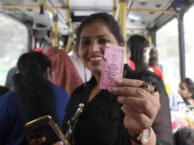लॉकडाउन की बंदिशें हटीं तो बसों में सफर कर रही ज्यादा महिलाएं, पिंक टिकट लेने वाली महिलाएं भी बढ़ीं