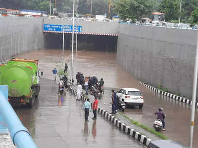 Traffic Update: आफत की बारिश से दिल्ली का बुरा हाल, एयरपोर्ट जाने वाले अंडरपास बंद, कई फ्लाइट्स डायवर्ट किए गए