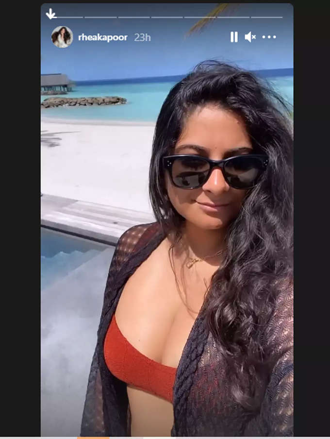मालदीव में दिखा रिया का बोल्ड अंदाज