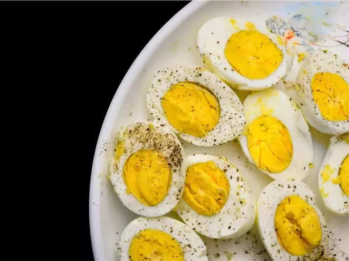 उकडवलेली अंडी कवच सोलून ठेवावीत की कवचासकट?