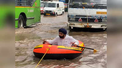 Delhi Rains: तजिंदर बग्गा ने दिल्ली में बीच सड़क की राफ्टिंग, बोले- केजरीवाल जी मौज कर दी