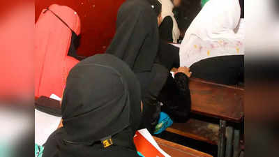 Bhagalpur News: गर्ल्स हॉस्टल में बुर्का पहनने के फरमान पर छात्राओं का हंगामा, गेट पर किया पथराव
