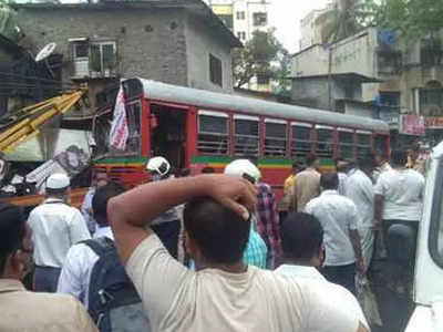 সেতু ভেঙে ঝুঁকে পড়ল বাস, উস্কে দিলো স্মৃতি