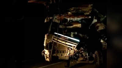 मथुराः ड्राइवर को आई नींद, सड़क किनारे खड़े डंपर में जा घुसी यात्रियों से भरी बस, एक की मौत, 13 घायल
