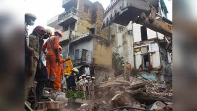 Sabji Mandi Building Collapse: कुत्तों को दूध पिला रहे थे बच्चे, अगले ही पल बिल्डिंग गिरी और मां की आंखों के सामने ही मलबे में गुम हो गए बच्चे