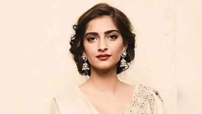 Sonam Kapoor Dress सोनम कपूरनं परिधान केला नाजूक नेटचा ड्रेस, लोक तिच्याकडेच पाहत होते एकटक 