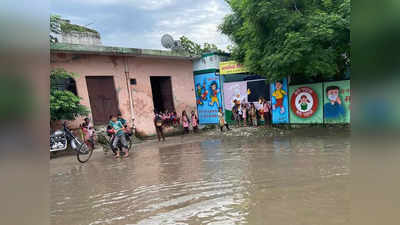 बारिश ने खोली मेरठ नगर निगम की पोल, बरसात के पानी में डूबा स्कूल, खतरे में है छात्रों की सेहत