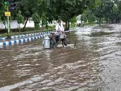 নালার মুখে জঞ্জাল, জল নামতে বিলম্ব