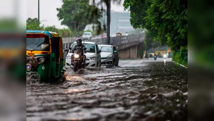 Delhi NCR Rain Live Update: दिल्ली में बारिश के बाद कई रास्तों पर जाम, देखिए कहां-कहां ट्रैफिक हुआ प्रभावित