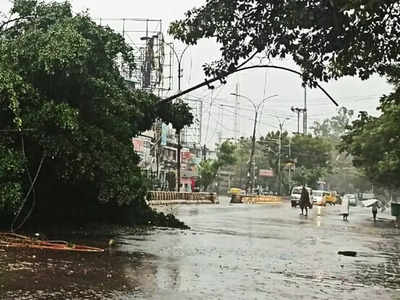 Rain in UP Live: उत्तर प्रदेश-उत्तराखंड में मौसम ने बदला मिजाज, लखनऊ में लगातार तेज बारिश के साथ तूफान, जानिए अपडेट