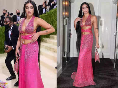 <strong>Met Gala 2021 : </strong>रेड कार्पेटवर एका मॉडेलने हात वर करुन केलेलं अश्लिल कृत्य बघून सर्वच झाले हैराण, फोटो झाला जगभर तुफान व्हारल! 