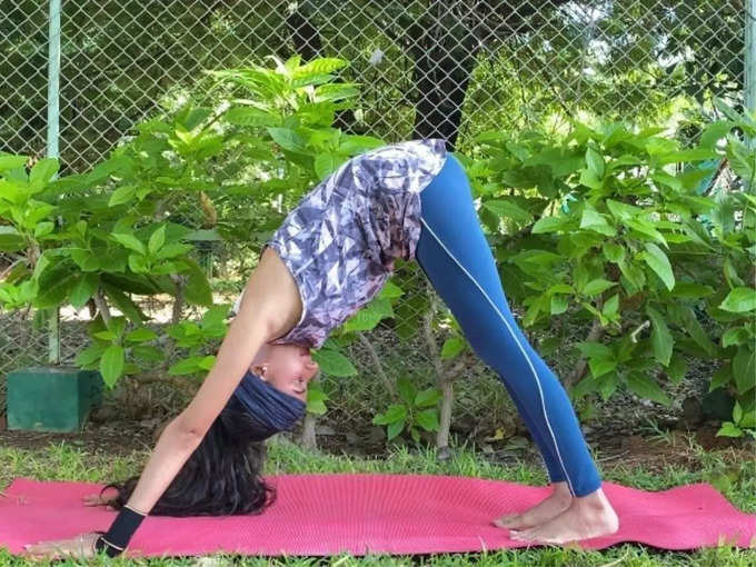 ​अधोमुख श्वानासन योग (Downward-Facing Dog)