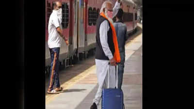 रेलवे स्टेशन पर PM Modi को देखकर हैरान हुए लोग, सच जानकर चौंक जाएंगे आप!