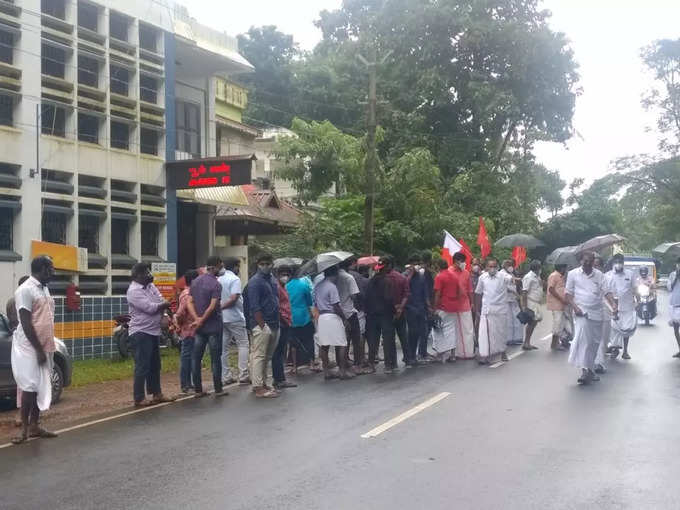 ​അവിടെ യുഡിഎഫ് യോഗം, ഇവിടെ അവിശ്വാസം