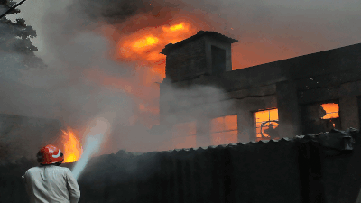 मायापुरी में बड़ा हादसा टला, प्लास्टिक पार्ट्स के गोदाम में लगी भीषण आग