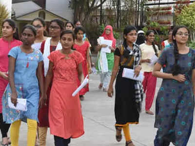 রাস্তায় বিকল্প ক্লাসের পরেও ক্যাম্পাস খোলায় ধীরে চলো