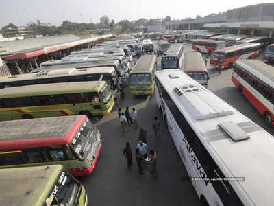 Kiss in Bus : फिल्मी स्टाइलमध्ये त्याने बसमधील विद्यार्थीनीला केला किस; आता आला ट्विस्ट