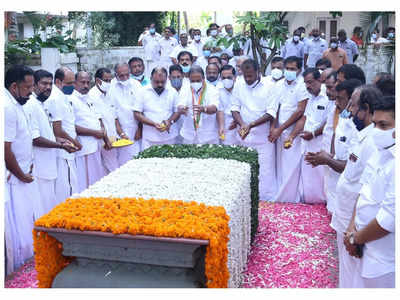 ജനപ്രതിനിധികള്‍ക്ക് സാര്‍ വിളിയും പോലീസിന്റെ സല്യൂട്ടും വേണ്ടെന്ന് കെപിസിസി പ്രസിഡന്റ്