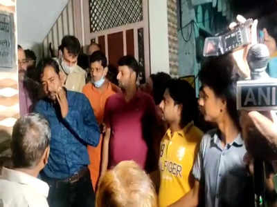 Aligarh News: अलीगढ़ में BJP नेता की गिरफ्तारी के लिए पहुंची थी पश्चिम बंगाल की पुलिस, समर्थकों ने कमरे में बंद कर की पिटाई