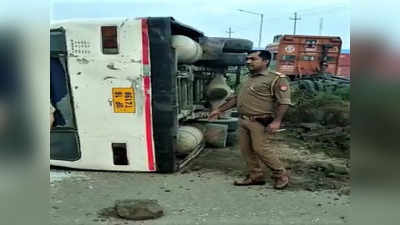 Noida Accident: महिला कर्मचारियों से भरी तेज रफ्तार बस पलटी, एक युवती की मौत छह घायल