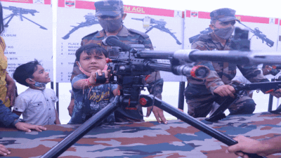 जयपुर में सेना के हथियार थाम बच्चे बने जवान, दुश्मन को धूल चटाने फौजी बनने को तैयार, देखें- खास तस्वीरें