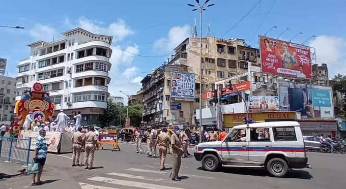 मुंबईचा राजा गिरगावात दाखल; मूर्ती सोबत केवळ दहा कार्यकर्ते