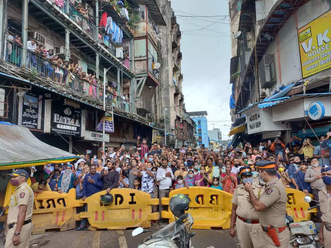 मुंबईः लालबागच्या राजाची मिरवणूक कुंभारवाडा परिसरात; दर्शनासाठी नागरिकांची गर्दी