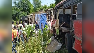 ट्रकची आणि एसटी बसचा भीषण अपघात, जोरदार धडकेत २५ प्रवासी जखमी