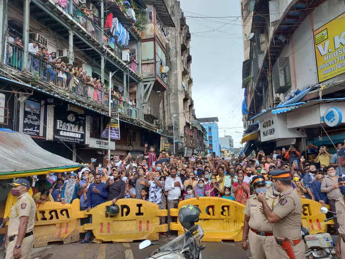 लालबागच्या राजाच्या दर्शनासाठी भाविक