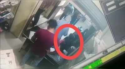 Mathura News: बैंक में नाबालिग चोर सक्रिय, ले उड़ा पूर्व सैनिक का नोटों से भरा थैला, घटना सीसीटीवी कैमरे में कैद