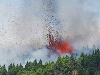 Volcanic Eruptions: स्पेन में 50 साल बाद ज्वालामुखी में हुआ विस्फोट, लाल लावे को आता देख लोगों ने घर छोड़ा