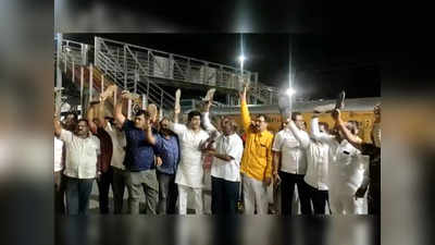 ncp protest against somaiya: पोलिसांच्या विरोधांनंतरही किरीट सोमय्या कोल्हापूरला रवाना; राष्ट्रवादीची ‘पायताण’ निदर्शने