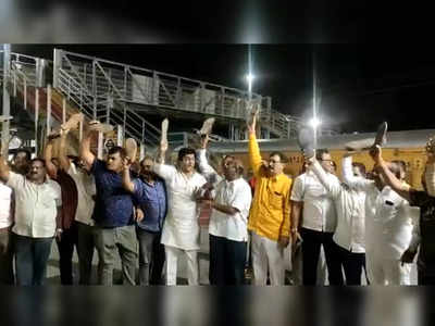 ncp protest against somaiya: पोलिसांच्या विरोधांनंतरही किरीट सोमय्या कोल्हापूरला रवाना; राष्ट्रवादीची ‘पायताण’ निदर्शने